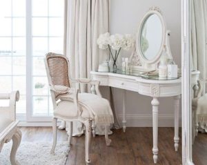 Arredamento shabby chic, toeletta da camera