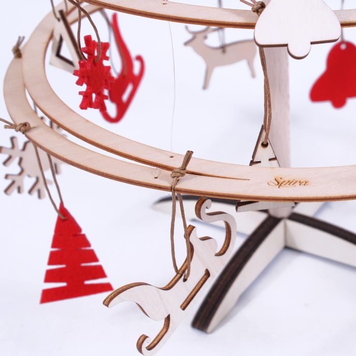 Albero di Natale in legno con decorazioni - immagine 4