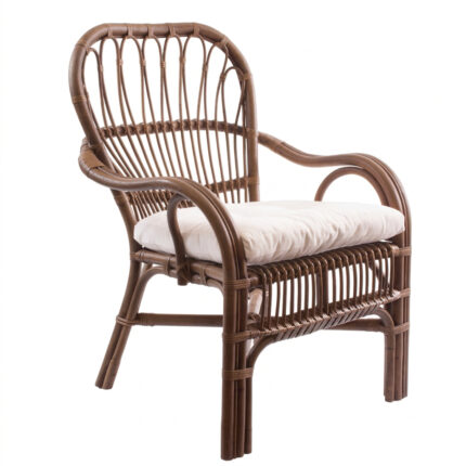 Poltrona in giunco marrone scuro con cuscino bianco
