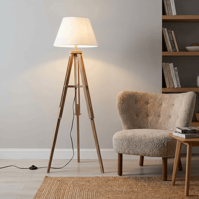 Lampada da terra treppiede in legno con paralume bianco in tessuto e PVC con interruttore a pedale 55x130 cm - immagine 2