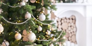 Albero di Natale artificiale verde decorato