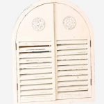 Specchio in abete con finestra ad arco