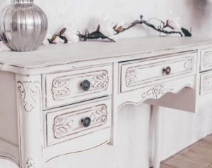 mobili shabby chic, particolare di scrivania bianca