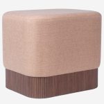 Pouf in tessuto beige con base in legno di bambù color noce