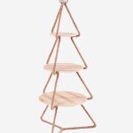 Albero di natale a ripiani con vassoi in legno e juta