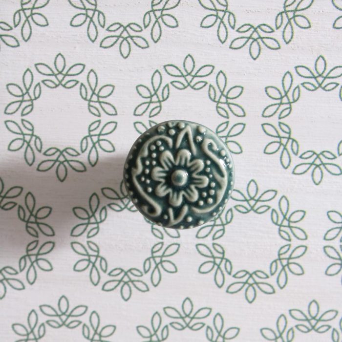 Cassettiera 4 Cassetti in Legno di Paulownia Verde Pastello e Bianca con Pomelli in Ceramica 26x32x81 cm - immagine 8