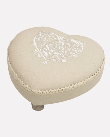 Poggiapiedi a cuore in tessuto beige