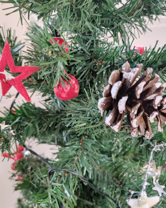 Albero natalizio decorativo con luci e addobbi - immagine 4