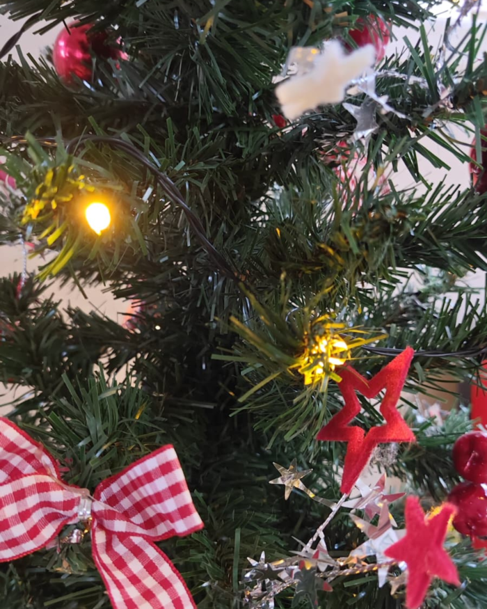 Albero natalizio decorativo con luci e addobbi - immagine 5